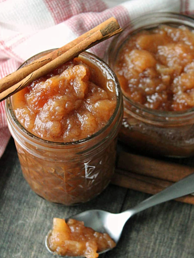 slow cooker applesauce in mason jars