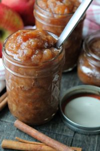 slow cooker applesauce in mason jars