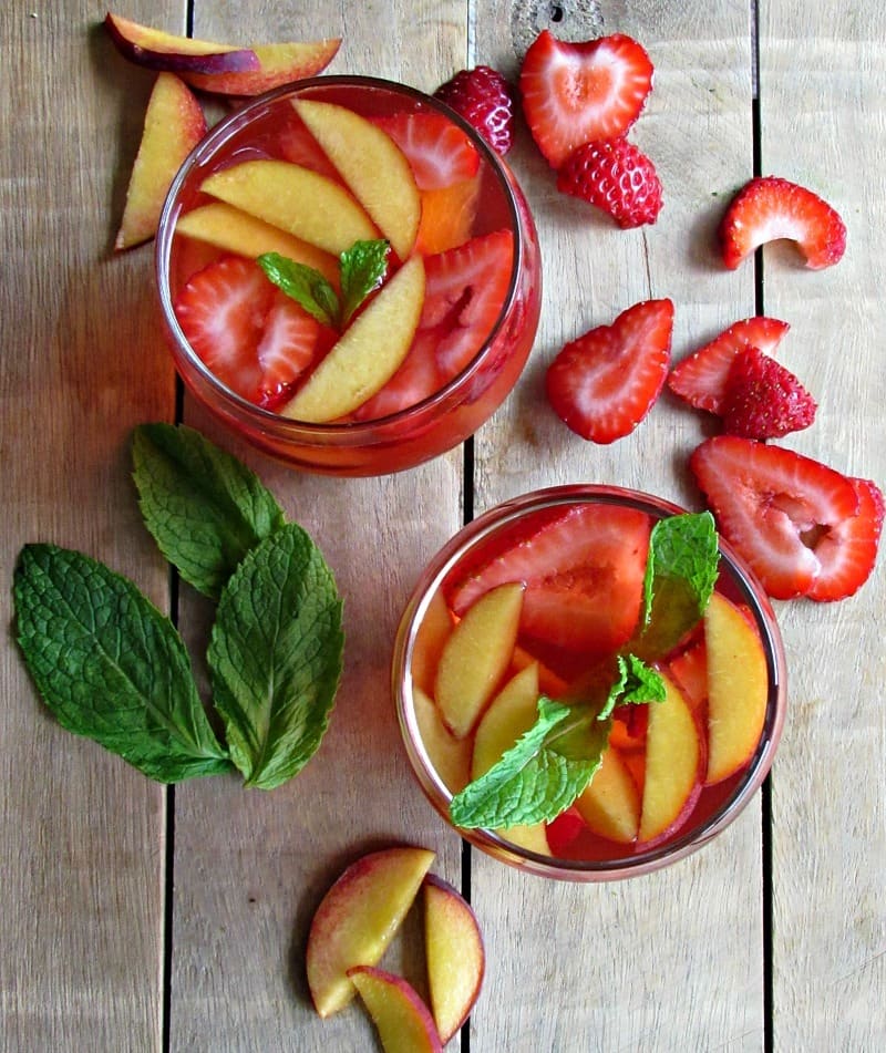 Strawberry Peach Sangria with Rosé : ideal summer beverage. Pairs with barbecue, spicy dishes, chicken, pork, seafood, charcuterie or grilled pizza. 
