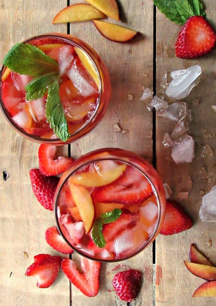 Strawberry Peach Sangria with Rosé : ideal summer beverage. Pairs with barbecue, spicy dishes, chicken, pork, seafood, charcuterie or grilled pizza.